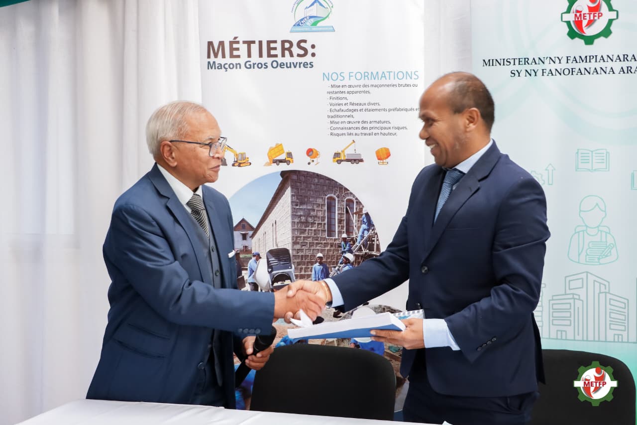 REMISE OFFICIELLE DES RÉFÉRENTIELS MÉTIERS ET DES RÉFÉRENTIELS DE FORMATION POUR LE SECTEUR DU BÂTIMENT ET DES TRAVAUX PUBLICS (BTP)